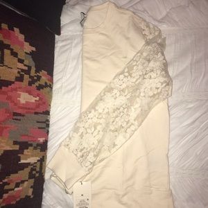 NWT Lace sleeve sweatshirt ✨